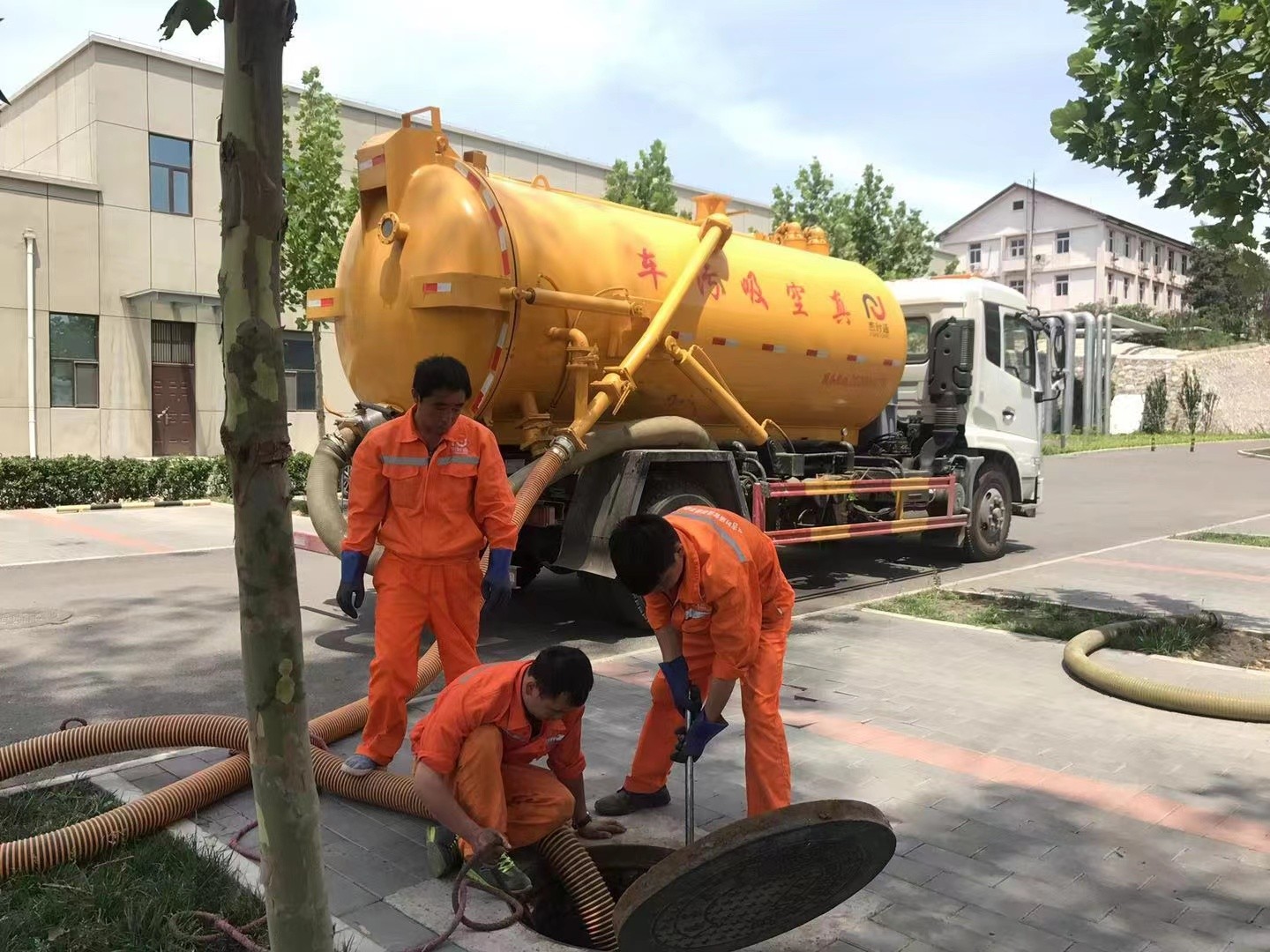 滕州化粪池清理与5-8吨吸粪车施工效率分析
